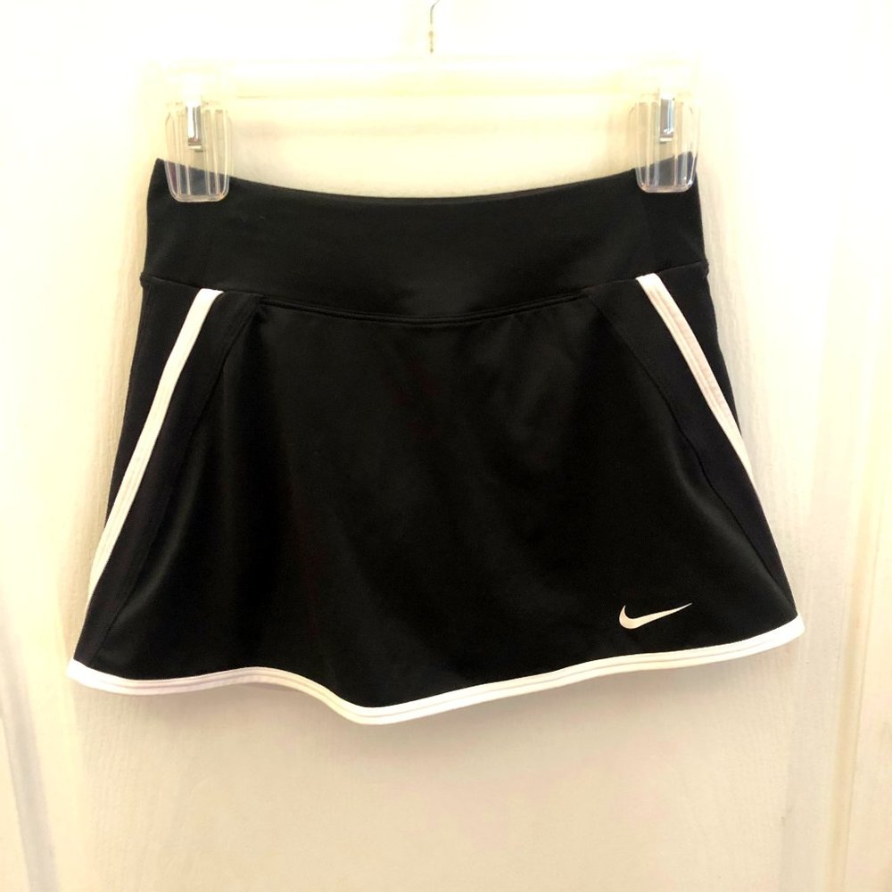 Like new! Nike black & white skirt/skort XS